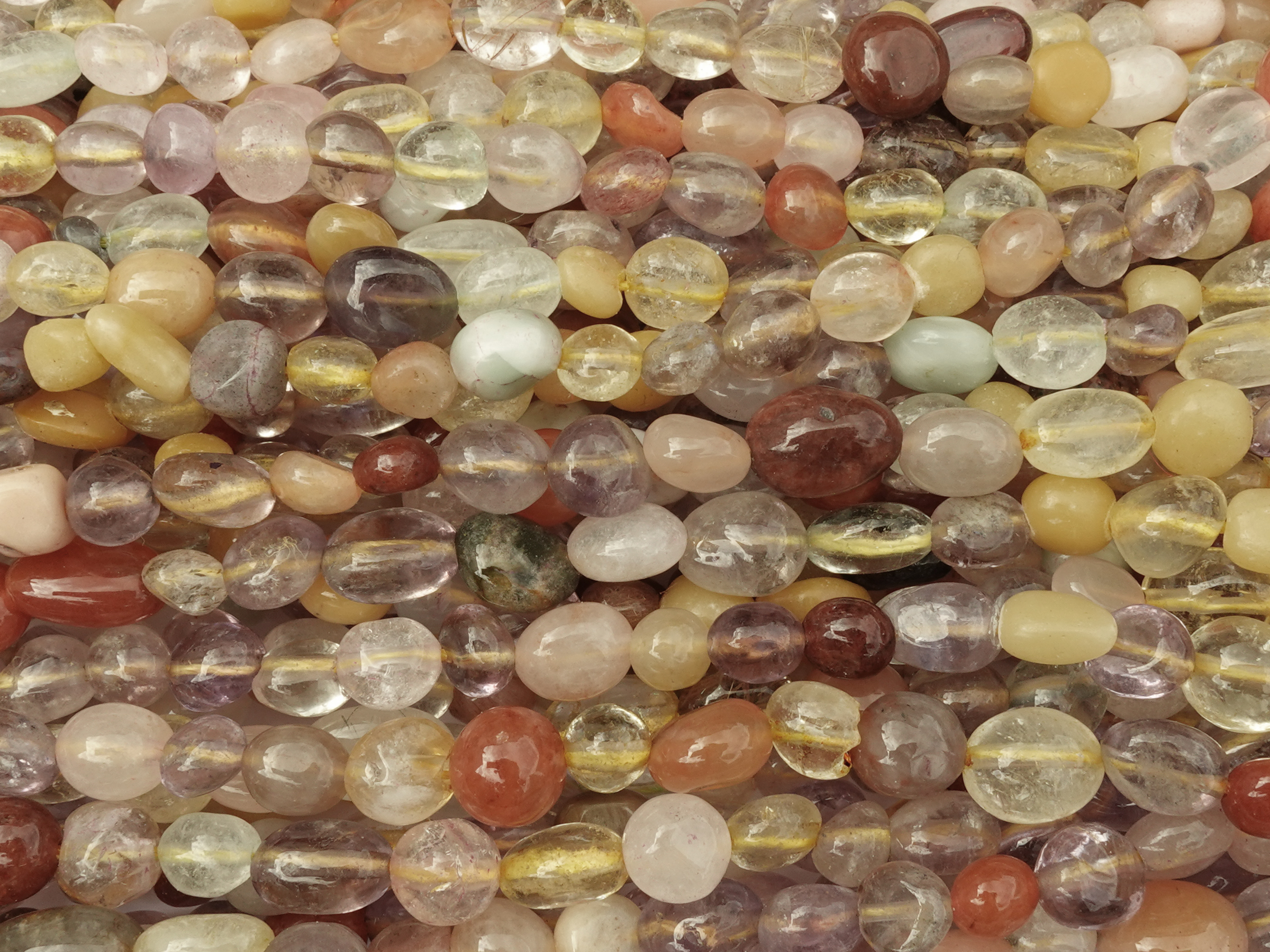 verschiedene, naturförmige Steinperlen zum Schmuckmachen