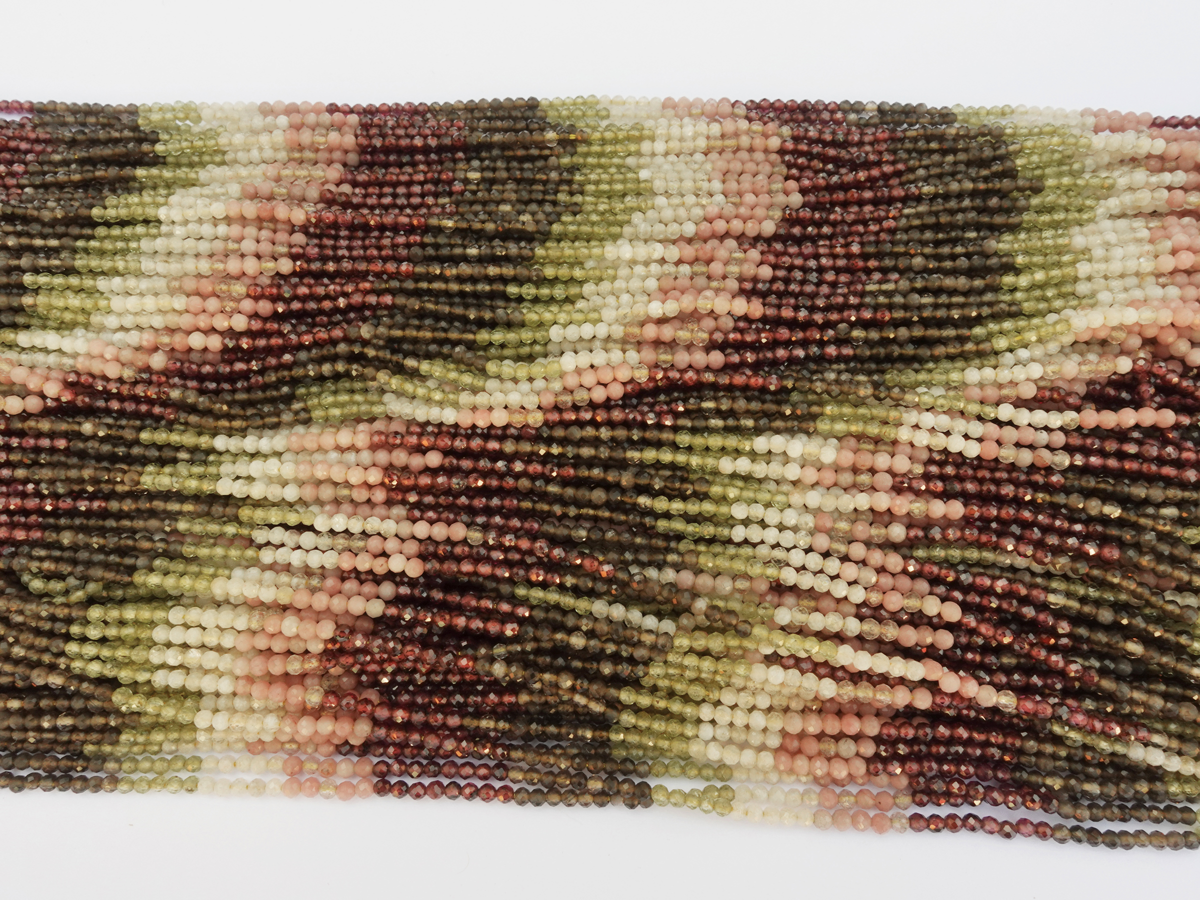 farblich sortierte Mischung aus verschiedenen 2mm Steinperle