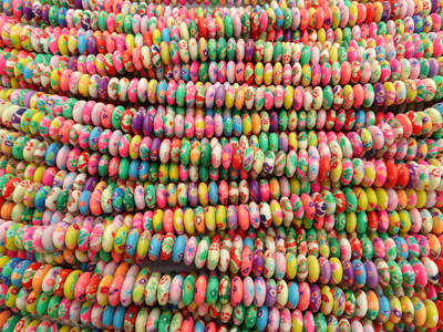 bunte Perlen aus Fimo für Kinder