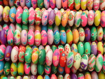 bunte Perlen aus Fimo für Kinder