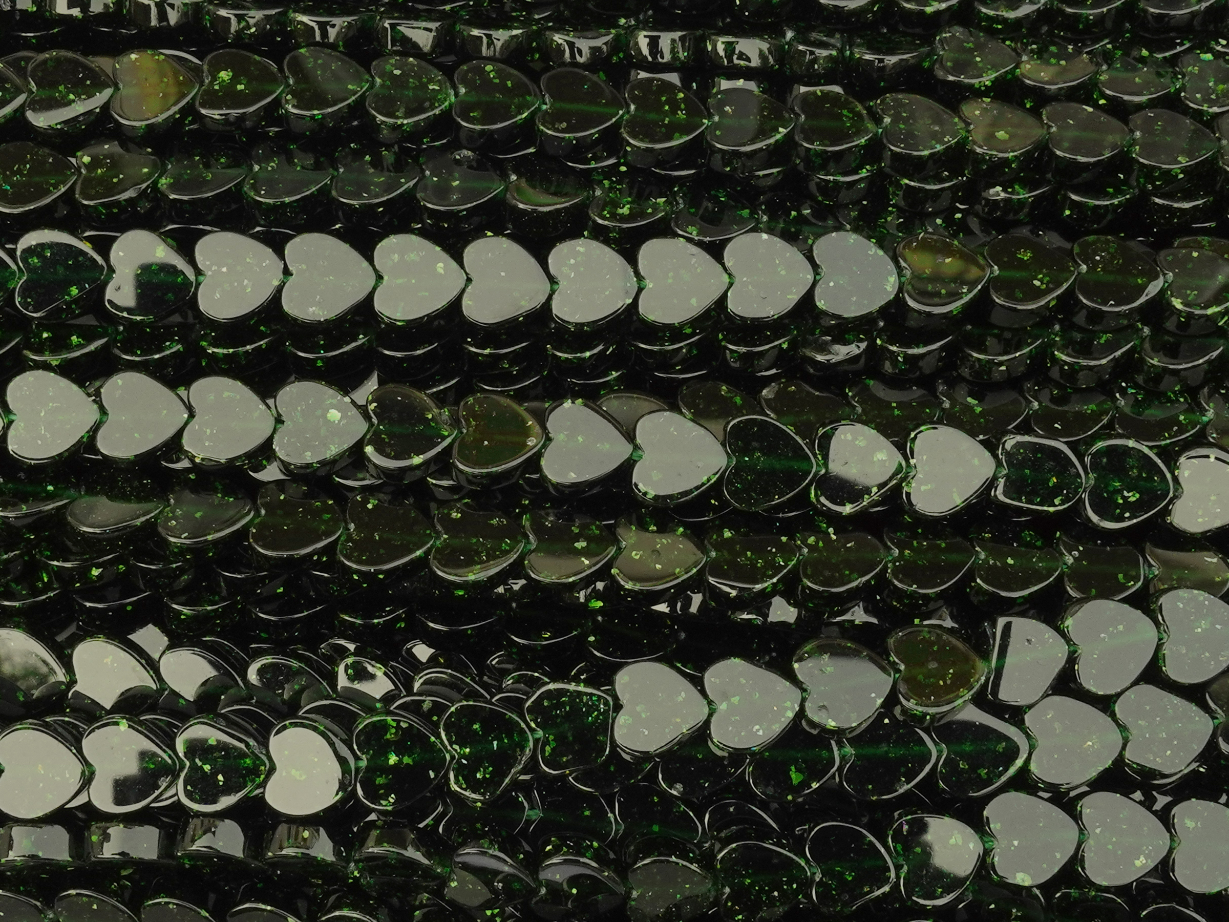 herzförmige, dunkelgrüne Blaufluss Perlen 6mm zum Schmuckmac