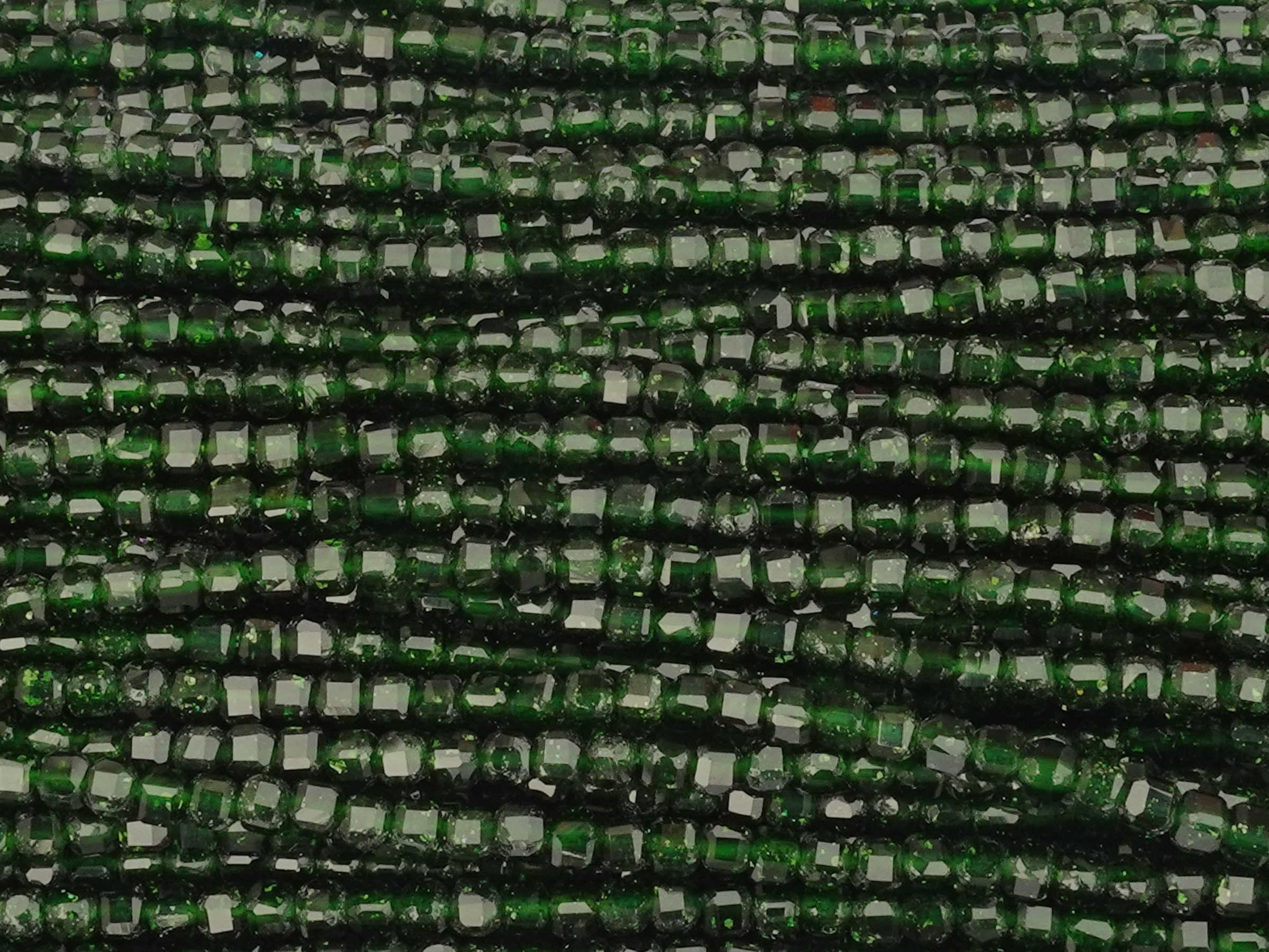 facettierte Grünfluss Würfelperlen 2mm zum Schmuckmachen