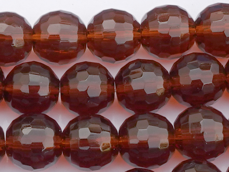 braune facettierte Glasperlen mit 96 Facetten - Nahaufnahme