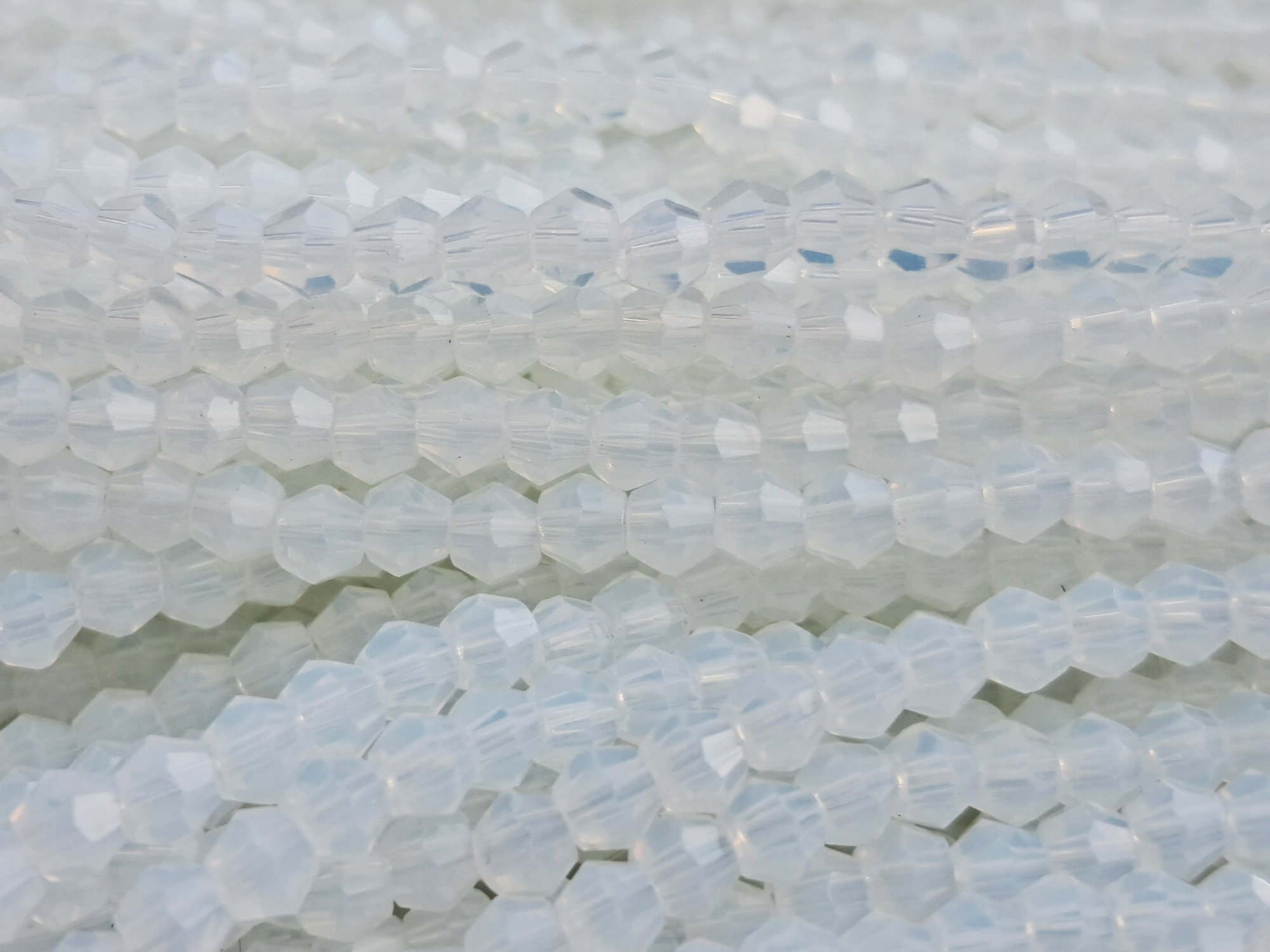 weiße facettierte Doppelkegel Perlen Bicone Beads 3mm, Farbe