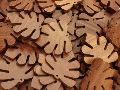 Monstera Blätter aus Holz zum Schmuckmachen