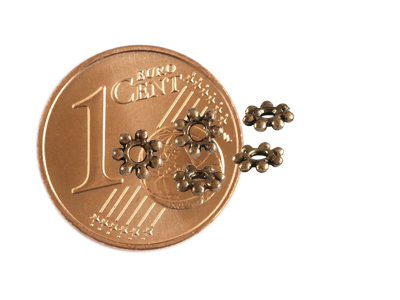 kleine kupferfarbige Metallzwischenteile mit Größenvergleich