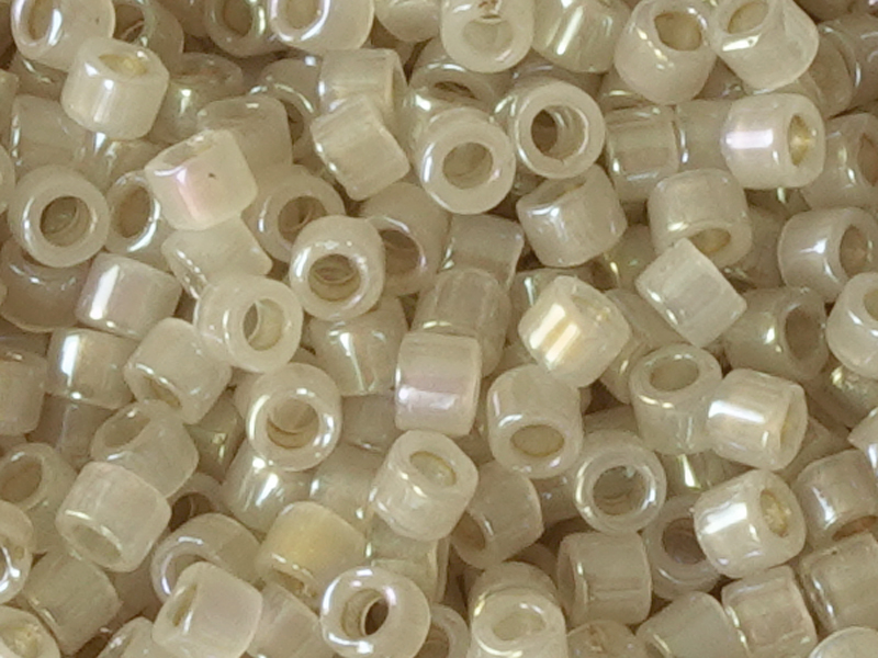 MIYUKI Delica Perlen 11/0 Farbe: DB1731 beige - Nahaufnahme