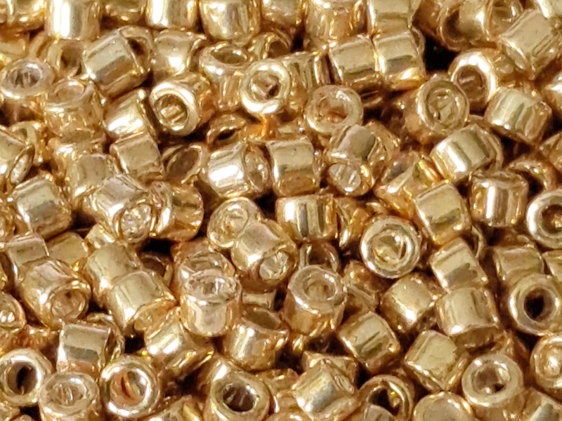 goldene Miyuki Delica Perlen Größe 11/0 Farbe DB411 - Nahauf