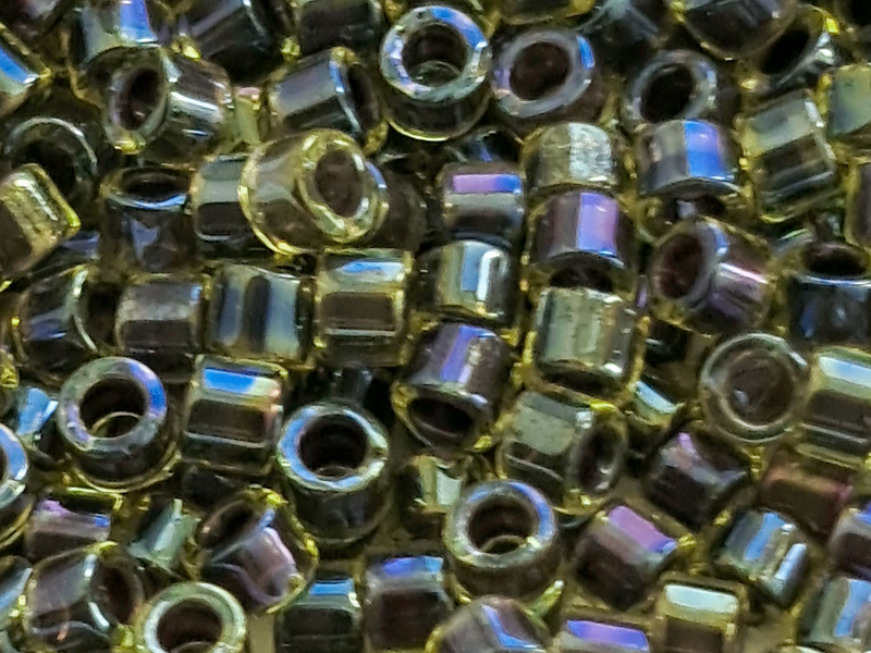 MIYUKI Delica Perlen 11/0 Farbe: DB1740 grün - Nahaufnahme