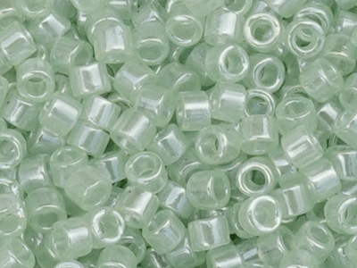 MIYUKI Delica Perlen Größe 11/0 Farbe DB1483 Grün - Nahaufna