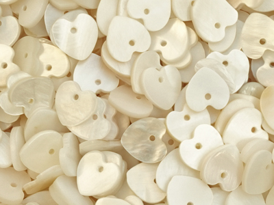 Herzanhänger aus Muschel 10mm - Nahaufnahme