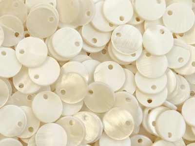 flache Muschelblättchen Anhänger 10mm - Nahaufnahme