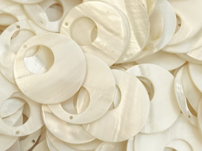 flache 30mm Muschelscheibe für Ohrringe - Nahaufnahme