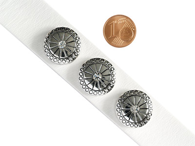 Knopf für Lederarmband mit Größenvergleich