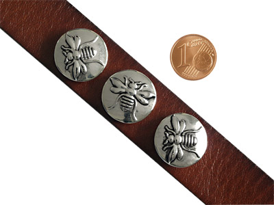 Knopf für Lederarmband mit Größenvergleich