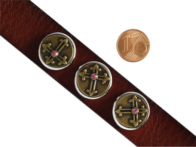 Knopf für Lederarmband mit Größenvergleich