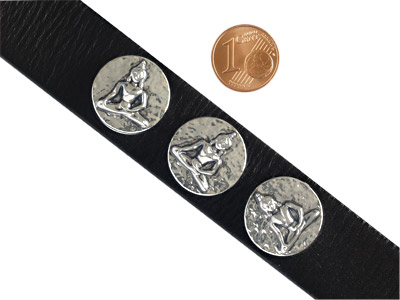 Knopf für Lederarmband mit Größenvergleich