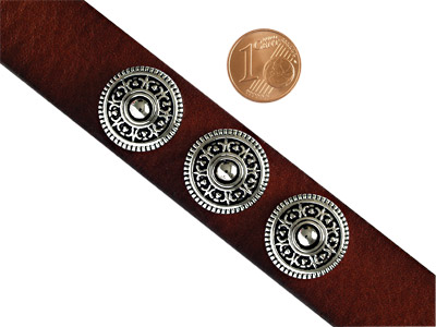 Knopf für Lederarmband mit Größenvergleich