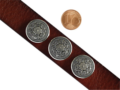 Knopf für Lederarmband mit Größenvergleich