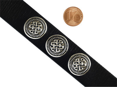 Knopf für Lederarmband mit Größenvergleich