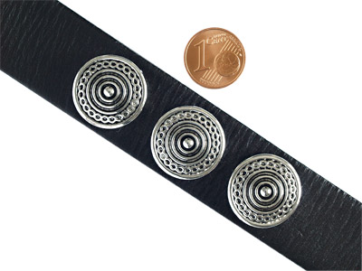 Knopf für Lederarmband mit Größenvergleich