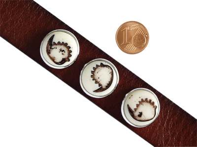 Knopf für Lederarmband mit Größenvergleich