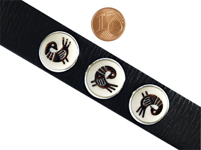 Knopf für Lederarmband mit Größenvergleich