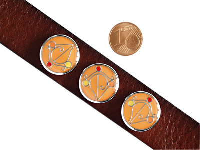 Knopf für Lederarmband mit Größenvergleich