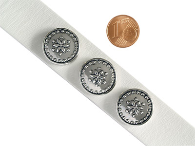 Knopf für Lederarmband mit Größenvergleich