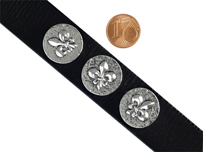 Knopf für Lederarmband mit Größenvergleich