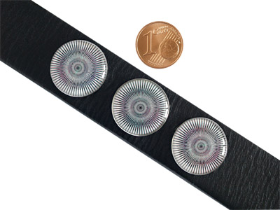 Knopf für Lederarmband mit Größenvergleich
