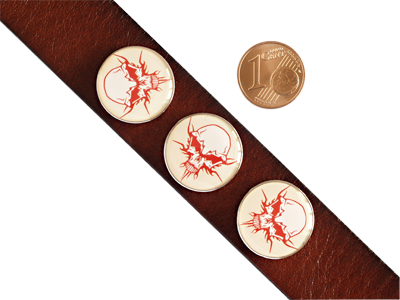 Knopf für Lederarmband mit Größenvergleich