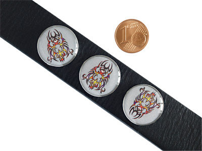 Knopf für Lederarmband mit Größenvergleich