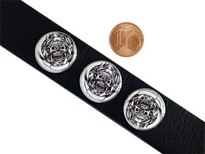 Knopf für Lederarmband mit Größenvergleich
