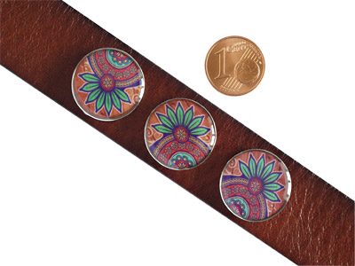 Knopf für Lederarmband mit Größenvergleich