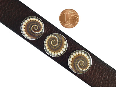 Knopf für Lederarmband mit Größenvergleich