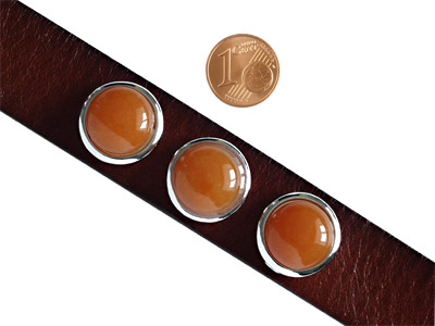 Knopf für Lederarmband mit Größenvergleich