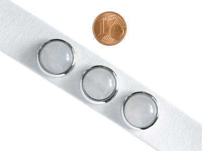 Knopf für Lederarmband mit Größenvergleich