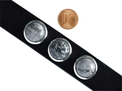 Knopf für Lederarmband mit Größenvergleich