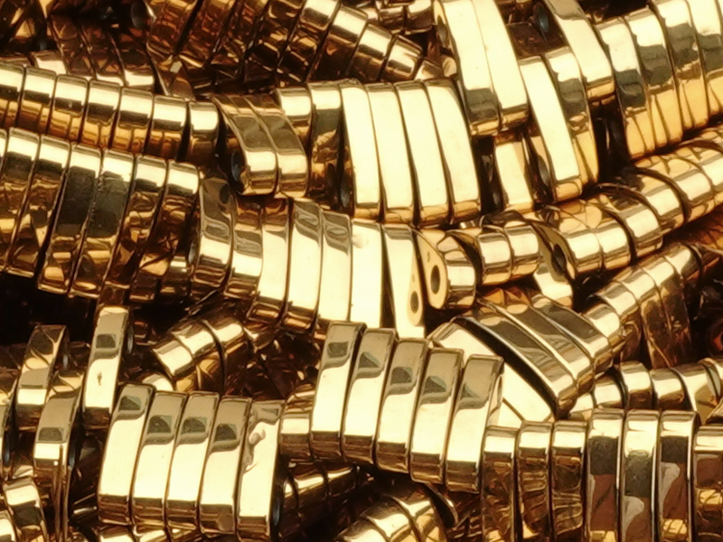 goldene Quater Tila Zweilochperlen aus Hämatitstein - Nahauf