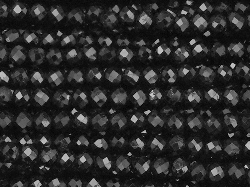 facettierte schwarze Turmalin Steinperlen 2mm - Nahaufnahme