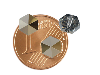 Swarovski Hexagon Spike Beads, Crystal Metallic Light Gold, Bild 3 mit Größenvergleich
