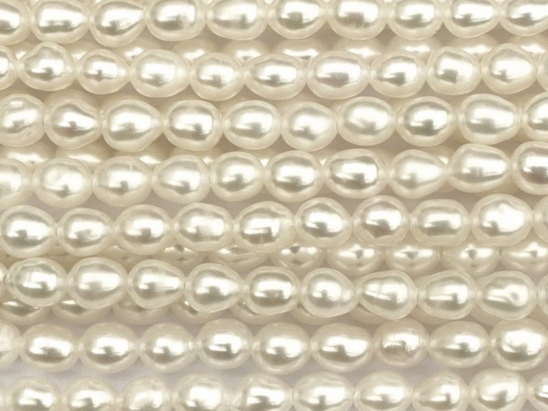 weiße Zuchtperlen Kulturperlen ca.3x4mm - Nahaufnahme