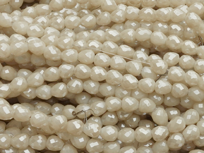 erdbeerförmige, facettierte Glitzerperlen Tropfen 4mm