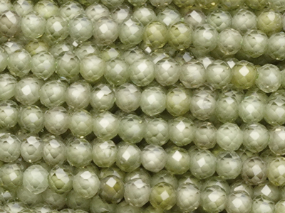 olivegrüne facettierte Zirkonia Perlen 2mm - Nahaufnahme