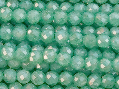 grüne facettierte Zirkonia Perlen 2mm - Nahaufnahme