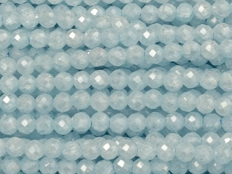 pastellblaue, facettierte Zirkonia Perlen 2mm - Nahaufnahme