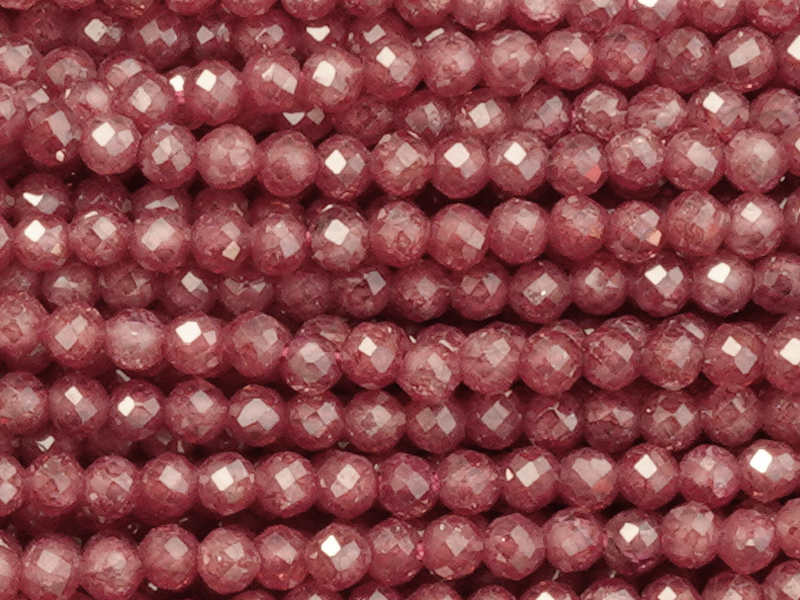 weinrote, facettierte Zirkonia Perlen 2mm - Nahaufnahme