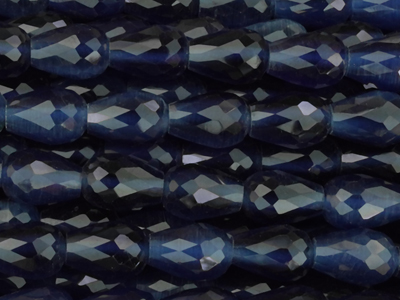 dunkelblaue geschliffene Tropfenperlen 6x8mm - Nahaufnahme