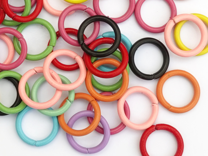 bunte offene 8mm Biegeringe zum Basteln - Nahaufnahme